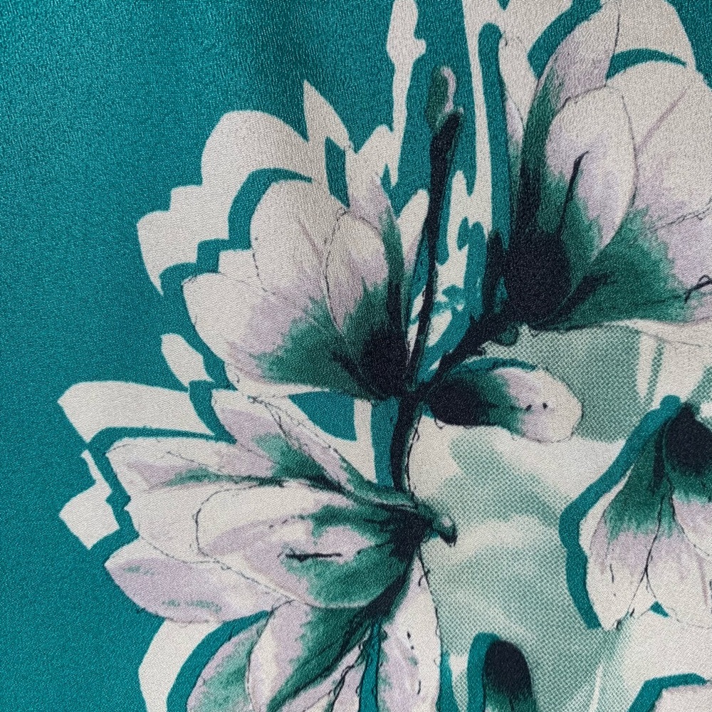 Jennifer Lopez green emerald  floral blouse - Picture 8 of 8